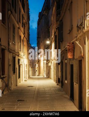 Bonifacio, Korsika, Frankreich - 29. Mai 2024 - eine leere Straße bei Sonnenaufgang in der Zitadelle von Bonifacio auf der Insel Korsika Stockfoto