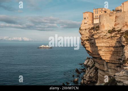 Bonifacio, Korsika, Frankreich - 29. Mai 2024 - das Kreuzfahrtschiff Ponant, Le Bougainville, kommt in der frühen Morgensonne in die mediterrane Stadt Stockfoto