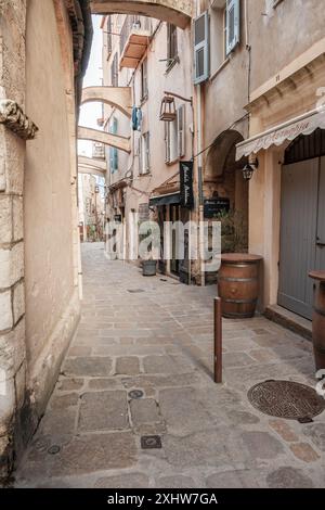 Bonifacio, Korsika, Frankreich - 29. Mai 2024 - eine leere, enge Kopfsteinpflasterstraße in der Zitadelle von Bonifacio auf der Mittelmeerinsel Korsika Stockfoto