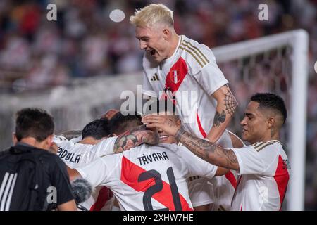 LIMA, PERU - 27. MÄRZ: Paolo Guerrero aus Peru feiert sein Tor mit seinen Teamkollegen während des Spiels Peru gegen Dominikanische Republik im Estadio Monumental Stockfoto