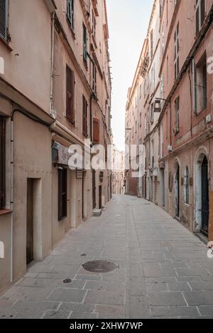 Bonifacio, Korsika, Frankreich - 29. Mai 2024 - eine leere, enge Straße in der historischen Zitadelle von Bonifacio auf der Mittelmeerinsel Korsika Stockfoto