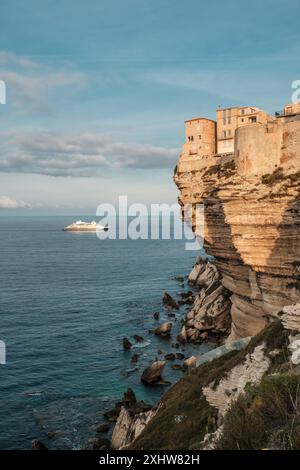 Bonifacio, Korsika, Frankreich - 29. Mai 2024 - das Kreuzfahrtschiff Ponant, Le Bougainville, kommt in der frühen Morgensonne in die mediterrane Stadt Stockfoto