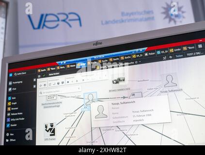 München, Deutschland. Juni 2024. Eine Testversion der umstrittenen Polizeisoftware „Vera“ ist auf einem Bildschirm im Bayerischen Landeskriminalamt (LKA) zu sehen. Quelle: Peter Kneffel/dpa/Alamy Live News Stockfoto