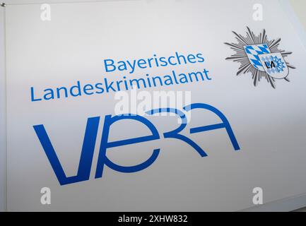 München, Deutschland. Juni 2024. An der Wand des Bayerischen Landeskriminalamtes hängt ein Schild mit der Aufschrift „Bayerisches Landeskriminalamt – Vera“. Quelle: Peter Kneffel/dpa/Alamy Live News Stockfoto