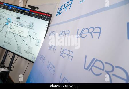 München, Deutschland. Juni 2024. Eine Testversion der umstrittenen Polizeisoftware „Vera“ ist auf einem Bildschirm im Bayerischen Landeskriminalamt (LKA) zu sehen. Quelle: Peter Kneffel/dpa/Alamy Live News Stockfoto