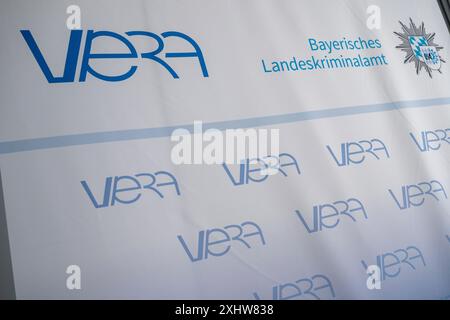 München, Deutschland. Juni 2024. Eine Ausstellung mit der Aufschrift „Bayerisches Landeskriminalamt – Vera“ hängt in einem Sitzungssaal des Bayerischen Landeskriminalamtes. Quelle: Peter Kneffel/dpa/Alamy Live News Stockfoto