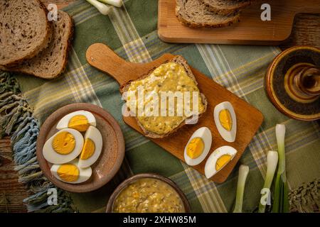 Blick von oben auf Eieraufstrich mit Mayonnaise auf dem Frühstückstisch Stockfoto