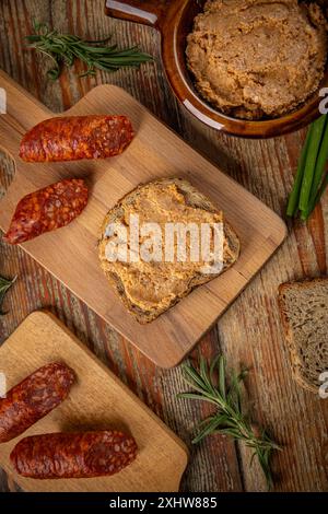 Blick von oben auf Würstchen auf einem Stück Brot, fertig zum Frühstück Stockfoto