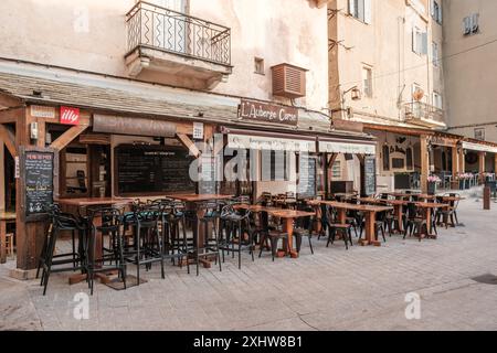 Bonifacio, Korsika, Frankreich - 29. Mai 2024 - das traditionelle Restaurant L'Auberge Corse in der Zitadelle von Bonifacio auf der Mittelmeerinsel C. Stockfoto