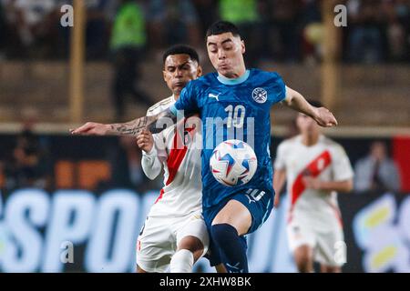 LIMA, PERU - 7. JUNI: Marcos Lopez von Peru und Miguel Almiron von Paraguay während des Spiels Peru gegen Paraguay im Estadio Monumental. (Foto: Martín Fons Stockfoto