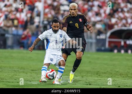 LIMA, PERU - 22. MÄRZ: Jason Coronel von Nicaragua und Paolo Guerrero von Peru während des Spiels Peru gegen Nicaragua im Estadio Alejandro Villanueva. (Foto von Stockfoto