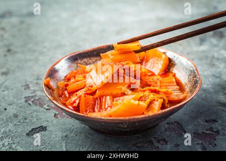 Kimchi: Koreanische Gurken und traditionelle Gewürze, Kimchi-Salat mit Gemüsekohl Stockfoto