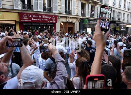 Paris, Frankreich. Juli 2024. Paris 2024 - Fackelrelais der Olympischen Spiele in Belleville in Paris, Frankreich am 15. Juli 2024 Foto von Alain Apaydin/ABACAPRESS. COM Credit: Abaca Press/Alamy Live News Stockfoto