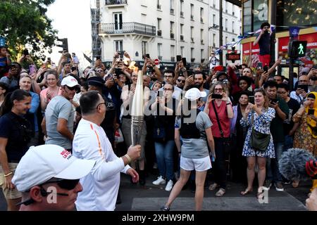 Paris, Frankreich. Juli 2024. Paris 2024 - Fackelrelais der Olympischen Spiele in Belleville in Paris, Frankreich am 15. Juli 2024 Foto von Alain Apaydin/ABACAPRESS. COM Credit: Abaca Press/Alamy Live News Stockfoto