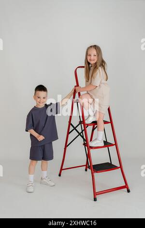 Ein paar Kinder in identischen Kostümen haben Spaß im Studio. Stockfoto