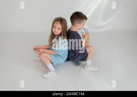 Ein paar Kinder in identischen Kostümen haben Spaß im Studio. Stockfoto