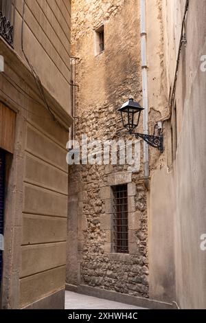 Barcelona, Spanien, 31. Oktober 2023 - die engen Gassen in der Nähe der Kathedrale in der Altstadt zeugen von der zeitlosen Schönheit der Stadt. Stockfoto