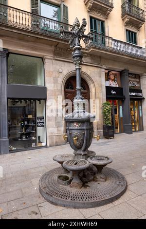 Barcelona, Spanien, 31. Oktober 2023 - der Canaletes Brunnen im Herzen der Rambla ist ein historisches Juwel von Barcelona. Dieser kunstvolle Brunnen Stockfoto