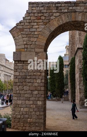 Barcelona, Spanien, 31. Oktober 2023 - die engen Gassen des gotischen Viertels in der Nähe der Kathedrale von Barcelona sind voller Geschichte und Charakter. Stockfoto