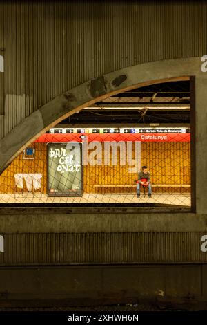 Barcelona, Spanien, 31. Oktober 2023 - die belebte U-Bahn-Station Plaza Catalunya ist voller rhythmischer Summen des Stadtlebens, während ein Mann wartet Stockfoto