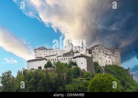 Salzburg, Österreich. Juli 2024. Panoramablick auf das Schloss im Stadtzentrum Stockfoto