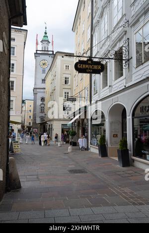 Salzburg, Österreich. 30. Juni 2024. Blick auf die Sigmund-Haffner-Gasse mit dem Alten Rathausturm im Stadtzentrum Stockfoto