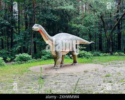 Realistische Figur des Vulcanodon-Dinosauriers im Wald von Kazimierz, Sosnowiec. Der Park zeigt den Dinosaurier in seiner natürlichen Umgebung Stockfoto