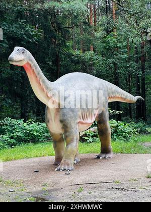 Realistische Figur des Vulcanodon-Dinosauriers im Wald von Kazimierz, Sosnowiec. Der Park zeigt den Dinosaurier in seiner natürlichen Umgebung Stockfoto