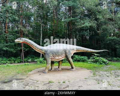 Realistische Figur des Vulcanodon-Dinosauriers im Wald von Kazimierz, Sosnowiec. Der Park zeigt den Dinosaurier in seiner natürlichen Umgebung Stockfoto