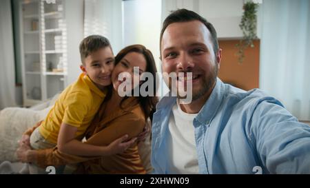 Glückliche kaukasische Familie spricht über Online-Videoanruf Welle Hallo Gruß Blick auf Webcam Vater Mutter Sohn Blogger Aufnahme Vlog Eltern Kind Junge Stockfoto
