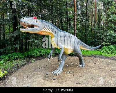 Realistische Figur eines Allosaurus-Dinosaurier-Waldparks in Kazimierz Sosnowiec. Prähistorische Raubtiere schaffen ein faszinierendes Element der Landschaft, A Stockfoto