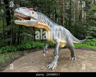 Realistische Figur eines Allosaurus-Dinosaurier-Waldparks in Kazimierz Sosnowiec. Prähistorische Raubtiere schaffen ein faszinierendes Element der Landschaft, A Stockfoto