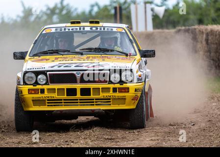 1988 Lancia Delta Integrale, Lancia Delta HF Rallyefahrzeug auf der Rallye-Bühne beim Goodwood Festival of Speed 2024 Motorsport Event in West Sussex, Großbritannien. Stockfoto