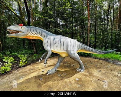 Realistische Figur eines Allosaurus-Dinosaurier-Waldparks in Kazimierz Sosnowiec. Prähistorische Raubtiere schaffen ein faszinierendes Element der Landschaft, A Stockfoto