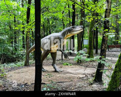 Archozaur-Dinosaurier. Realistische Figur eines Archozaur-Dinosaurier-Waldparks in Kazimierz Sosnowiec. Prähistorisches Raubtier faszinierendes Element der La Stockfoto