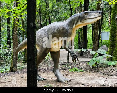 Archozaur-Dinosaurier. Realistische Figur eines Archozaur-Dinosaurier-Waldparks in Kazimierz Sosnowiec. Prähistorisches Raubtier faszinierendes Element der La Stockfoto