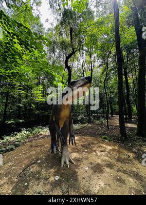 Archozaur-Dinosaurier. Realistische Figur eines Archozaur-Dinosaurier-Waldparks in Kazimierz Sosnowiec. Prähistorisches Raubtier faszinierendes Element der La Stockfoto