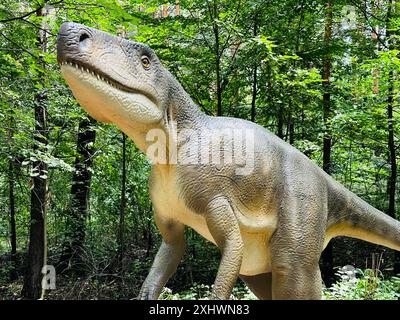 Archozaur-Dinosaurier. Realistische Figur eines Archozaur-Dinosaurier-Waldparks in Kazimierz Sosnowiec. Prähistorisches Raubtier faszinierendes Element der La Stockfoto