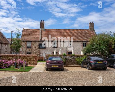 The White Horse, ein Gastropub im Dorf Holme Next the Sea, Norfolk, Großbritannien; nach Renovierungsarbeiten im Juni 2024 wieder eröffnet Stockfoto