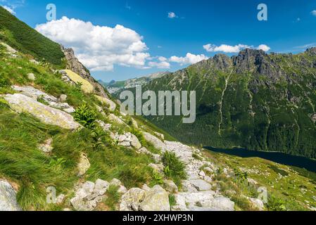 Morskie Oko See mit Gipfeln über der Hohen Tatra in Polen an schönen Sommertagen Stockfoto