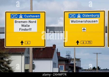 Wegweiser zur Autobahn und Landstraße, Wohngebäude, Bremen, Deutschland Stockfoto