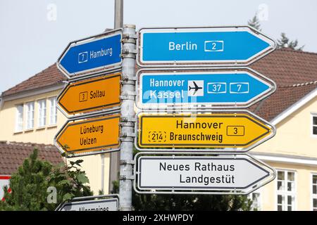 Wegweiser zur Autobahn und Landstraße, Verkehrsschilder, Deutschland Stockfoto