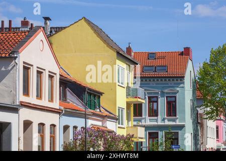 Alte, farbenfrohe Wohnhäuser im Frühjahr, Bremen, Deutschland Stockfoto