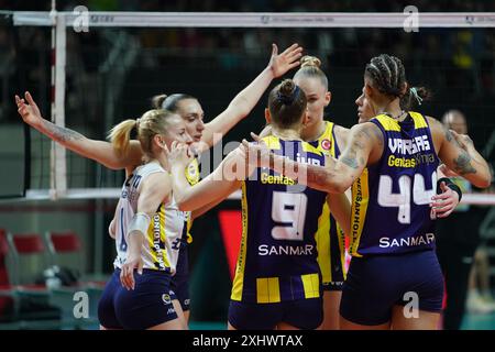 ISTANBUL, TURKIYE - 28. FEBRUAR 2024: Fenerbahce Opet-Spieler feiern beim Allianz MTV Stuttgart CEV Champions League Volley-Spiel den Punktestand Stockfoto