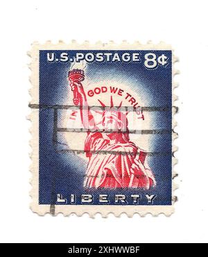 Eine Vintage-Briefmarke der Freiheitsstatue aus den USA auf weißem Hintergrund. Stockfoto