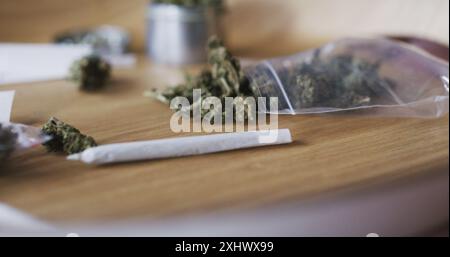 Unkraut, Knospen und Joint auf dem Drogentisch, Cannabis und thc profitieren für die psychische Gesundheit oder cbd. Pflanzliche Pharmazie, 420 stumpf und halluzinogen beim Rauchen Stockfoto