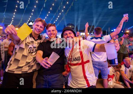 Fußballfans verfolgen auf der Berliner Fanzone am Brandenburger Tor anlässlich der Fußballeuropameisterschaft UEFA EURO 2024 das Finale Spanien gegen England. / Fußballfans sehen das Finale zwischen Spanien und England in der Berliner Fanzone am Brandenburger Tor anlässlich der UEFA EURO 2024 Fußball-Europameisterschaft. Schnappschuss-Fotografie/K.M.Krause *** Fußball-Fans sehen das Finale zwischen Spanien und England in der Berliner Fanzone am Brandenburger Tor anlässlich der UEFA EURO 2024 Fußball-Europameisterschaft Fußball-Fans sehen das Finale zwischen Spanien und England im B Stockfoto