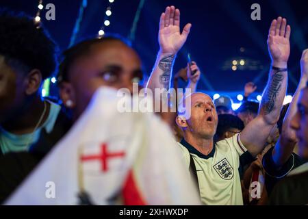 Fußballfans verfolgen auf der Berliner Fanzone am Brandenburger Tor anlässlich der Fußballeuropameisterschaft UEFA EURO 2024 das Finale Spanien gegen England. / Fußballfans sehen das Finale zwischen Spanien und England in der Berliner Fanzone am Brandenburger Tor anlässlich der UEFA EURO 2024 Fußball-Europameisterschaft. Schnappschuss-Fotografie/K.M.Krause *** Fußball-Fans sehen das Finale zwischen Spanien und England in der Berliner Fanzone am Brandenburger Tor anlässlich der UEFA EURO 2024 Fußball-Europameisterschaft Fußball-Fans sehen das Finale zwischen Spanien und England im B Stockfoto