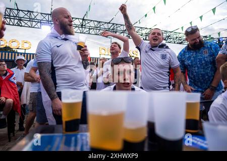 Fußballfans verfolgen auf der Berliner Fanzone am Brandenburger Tor anlässlich der Fußballeuropameisterschaft UEFA EURO 2024 das Finale Spanien gegen England. / Fußballfans sehen das Finale zwischen Spanien und England in der Berliner Fanzone am Brandenburger Tor anlässlich der UEFA EURO 2024 Fußball-Europameisterschaft. Schnappschuss-Fotografie/K.M.Krause *** Fußball-Fans sehen das Finale zwischen Spanien und England in der Berliner Fanzone am Brandenburger Tor anlässlich der UEFA EURO 2024 Fußball-Europameisterschaft Fußball-Fans sehen das Finale zwischen Spanien und England im B Stockfoto