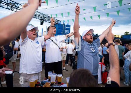 Fußballfans verfolgen auf der Berliner Fanzone am Brandenburger Tor anlässlich der Fußballeuropameisterschaft UEFA EURO 2024 das Finale Spanien gegen England. / Fußballfans sehen das Finale zwischen Spanien und England in der Berliner Fanzone am Brandenburger Tor anlässlich der UEFA EURO 2024 Fußball-Europameisterschaft. Schnappschuss-Fotografie/K.M.Krause *** Fußball-Fans sehen das Finale zwischen Spanien und England in der Berliner Fanzone am Brandenburger Tor anlässlich der UEFA EURO 2024 Fußball-Europameisterschaft Fußball-Fans sehen das Finale zwischen Spanien und England im B Stockfoto